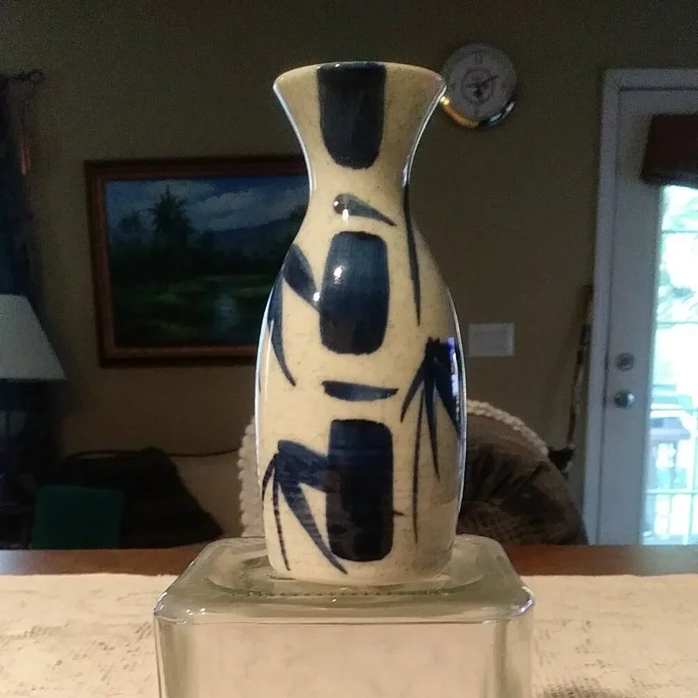 🪷 🎍White and Blue Bamboo Japanese Ceramic Sake Bottle and 4 Cups - Picture 3 of 9